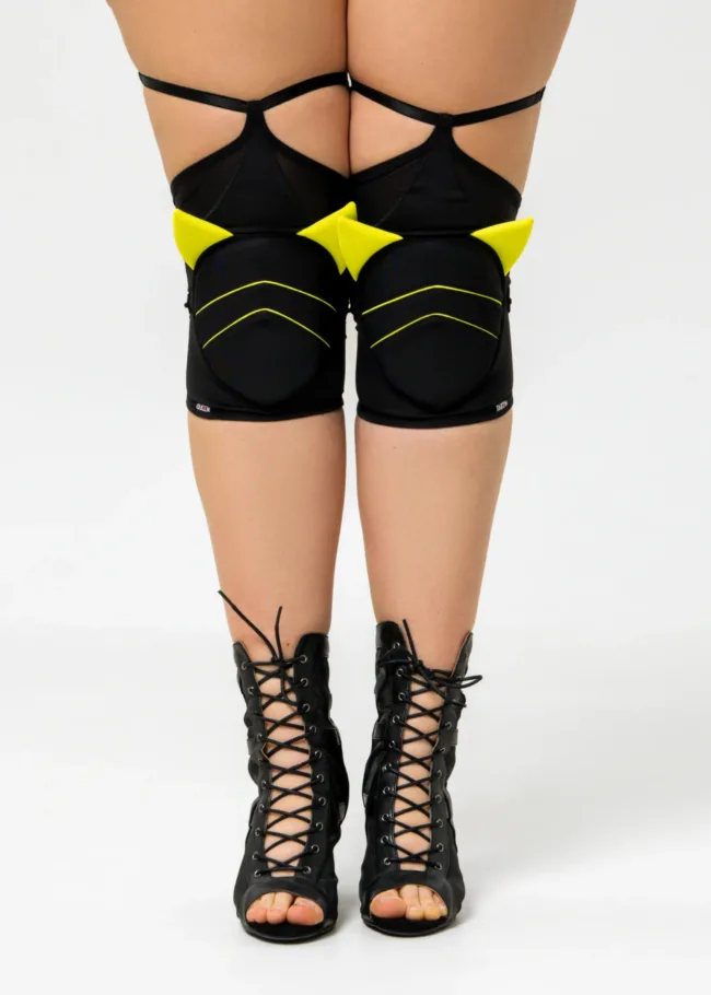 Класичні наколінники з сіткою – KITTY BOMBS – Жовті - 2Queens Kyiv 0108 scaled